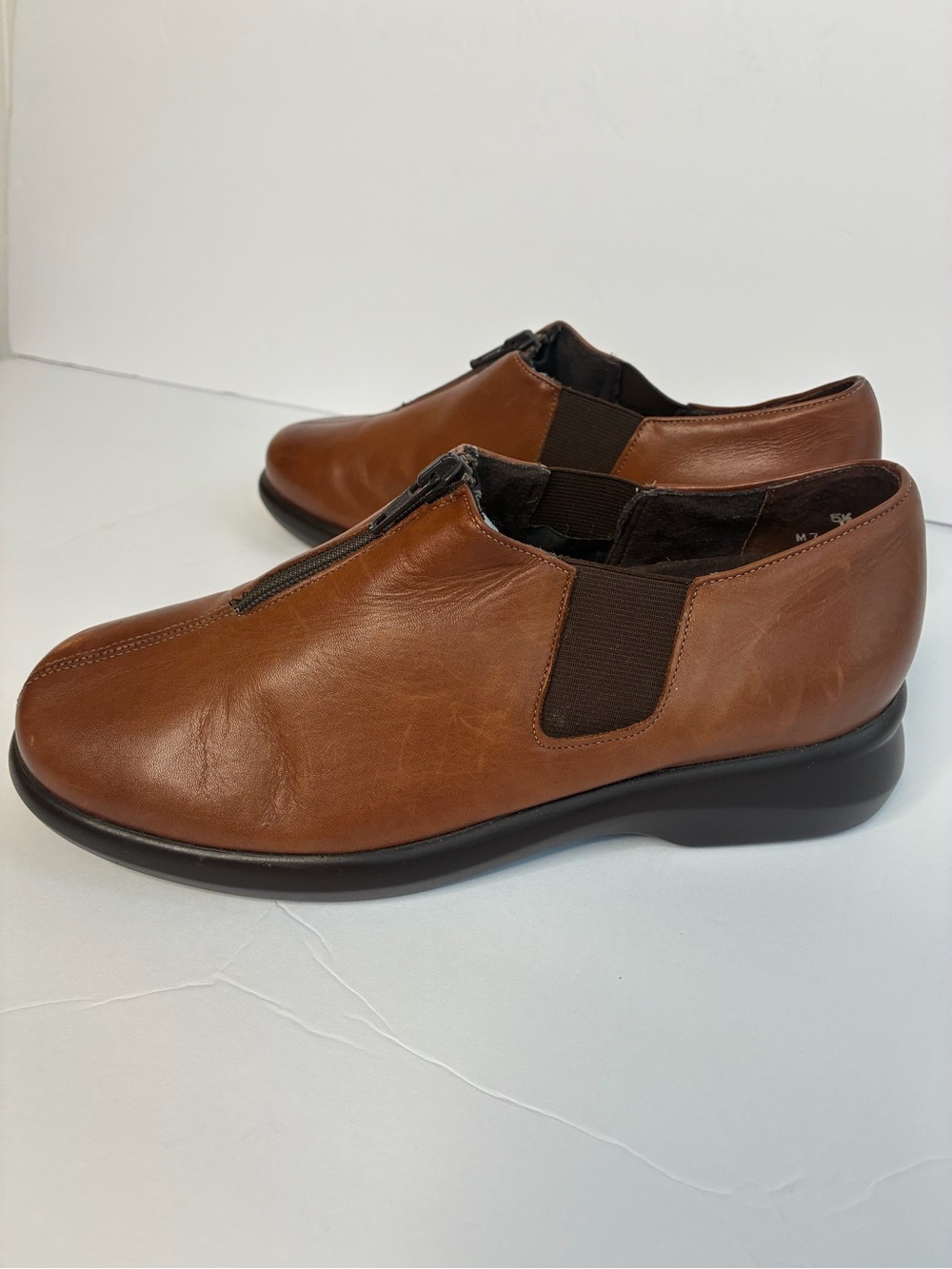 Monroe Preppy Women’s Size 8-M Brown Leather Slip-On zip Casual Shoe Round Toe